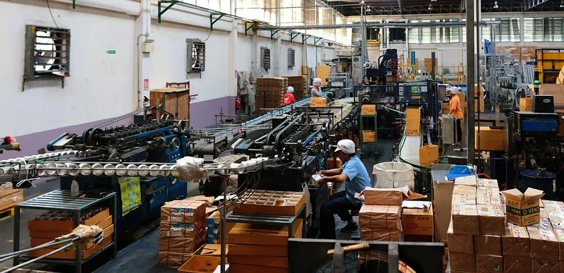 Nowoczesne maszyny do pakowania towarów – automatyzacja w służbie logistyki